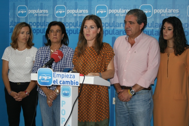 Ana Mestre, en el centro, junto a cuatro concejales del PP en la Corporación Municipal del Ayuntamiento